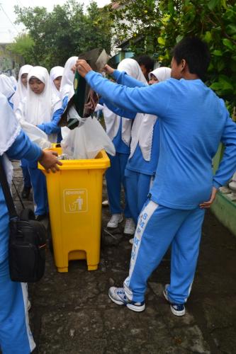 Aksi-bersih-bersih-sampah-memperingati-hari-sampah
