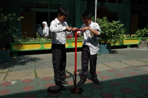 Siswa Sedang Membuat Lubang Biopori